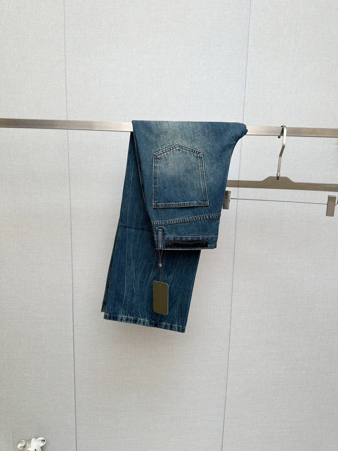 Available at the official website counter at the same time, the Original is a very stylish pair of jeans, with customized original washed denim fabric, unique design, top-notch printing technology letter pattern logo, original hardware accessories decoration, an extremely outstanding pair of jeans, the materials and craftsmanship are extremely luxurious and exquisite, extremely high-grade, handsome and stylish upper body, recommended 👍, Sizes: 29-38